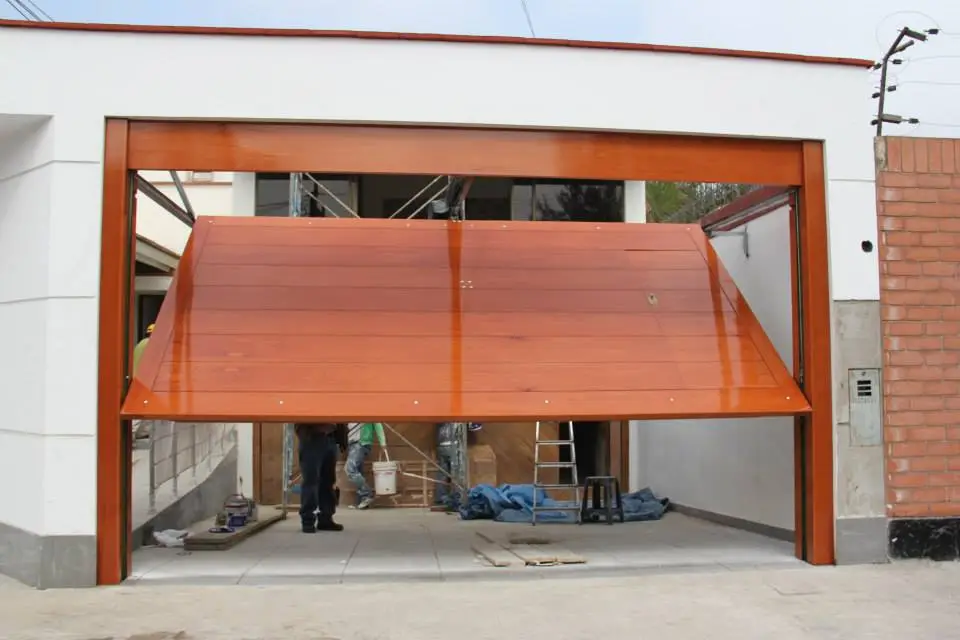 Puerta Levadiza Automática Robusta instalada por Faver