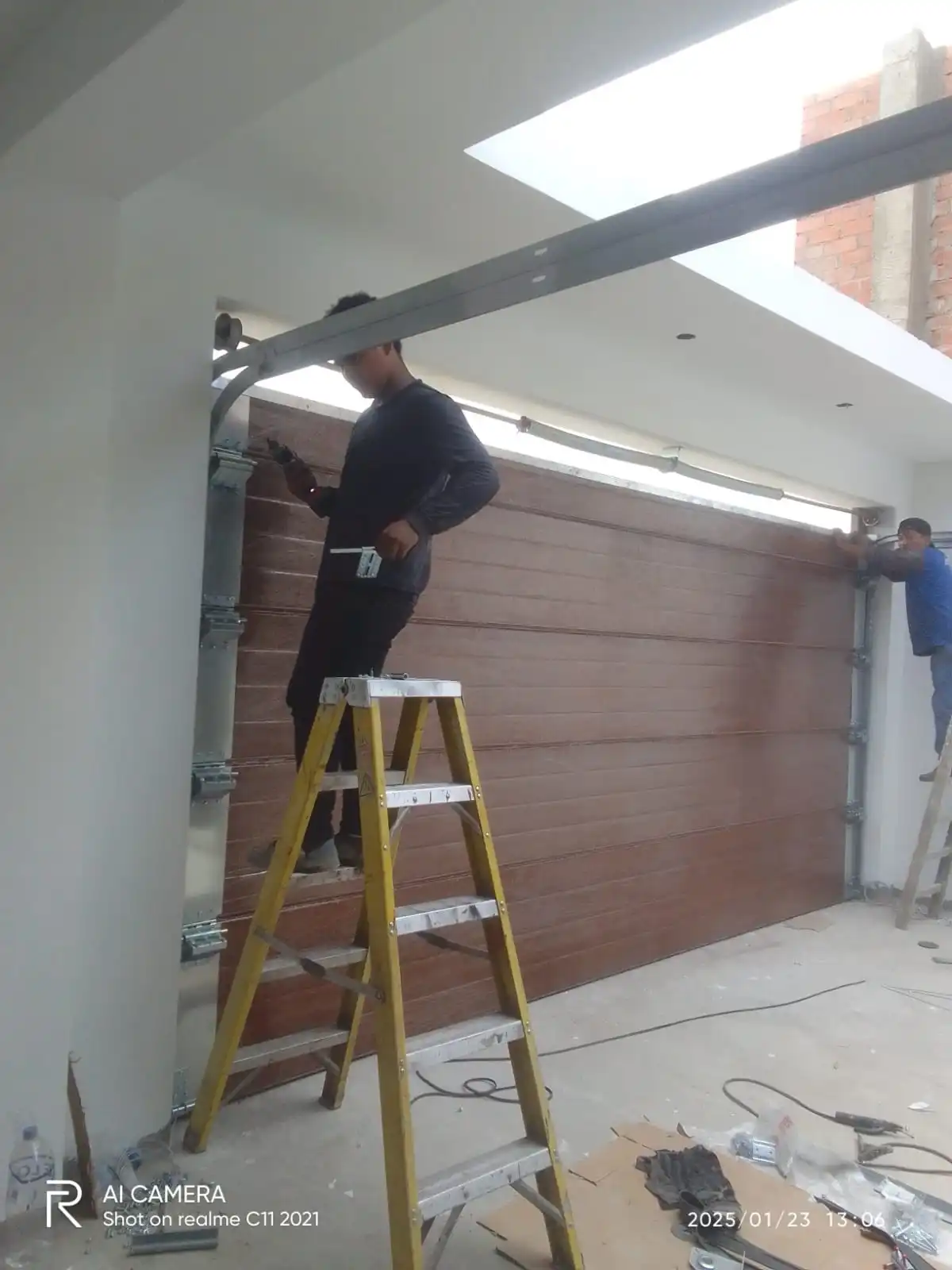 Técnico certificado de Especialista Faver trabajando en puerta automática