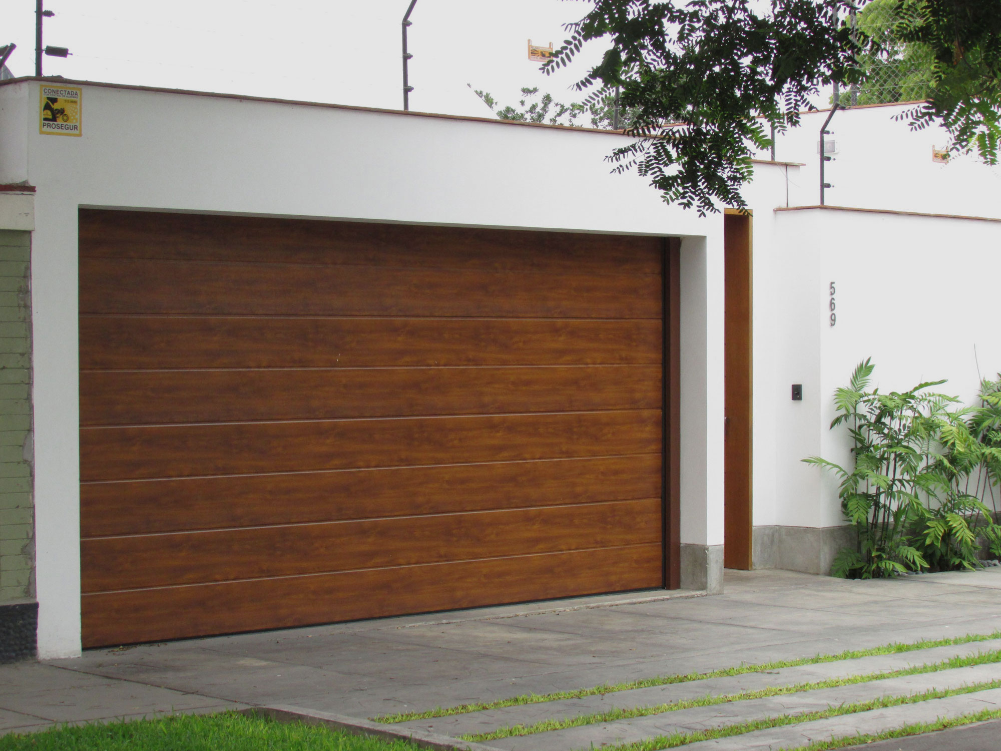 Puerta seccional con ventanas