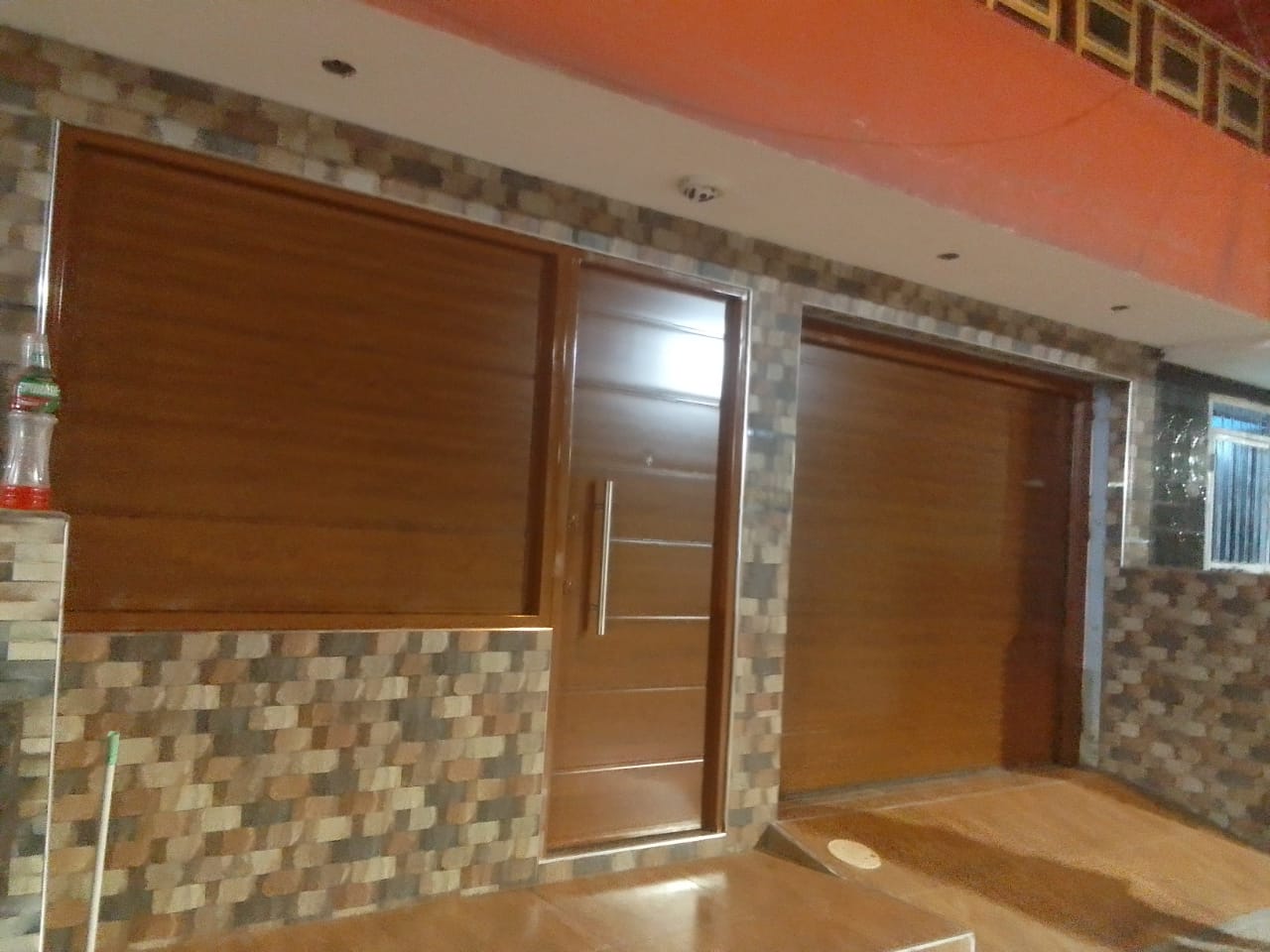 Puerta seccional minimalista