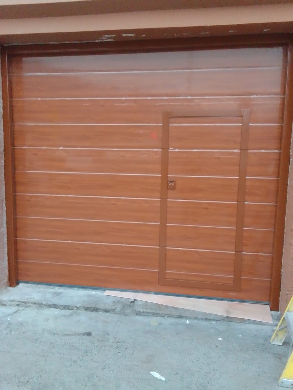 Puerta seccional color madera