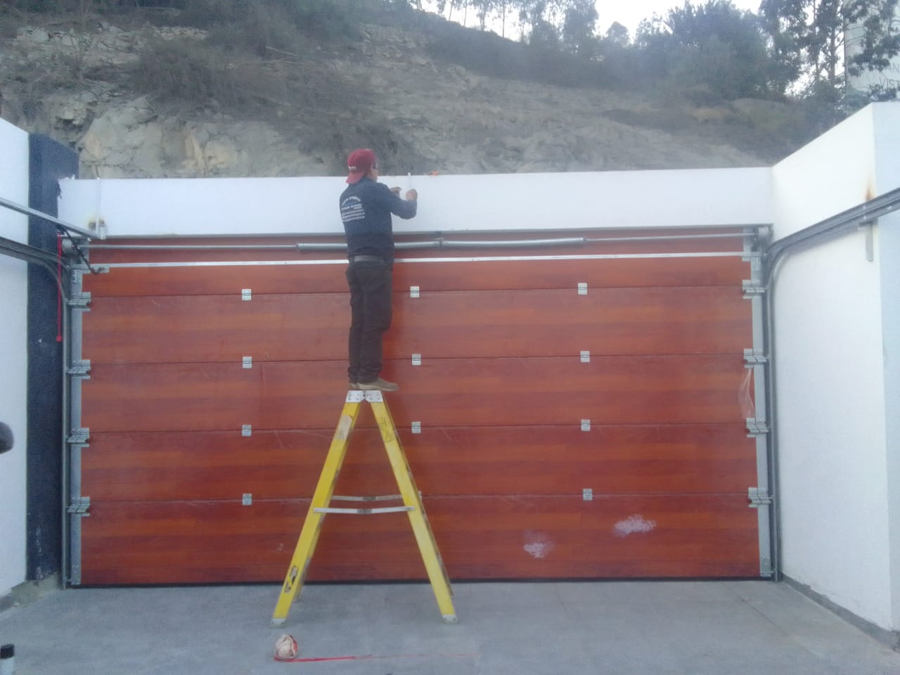 Puerta seccional blanca clásica